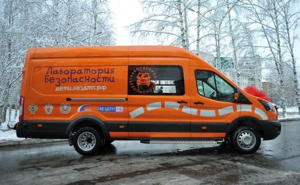 Сахалинских ребятишек будут учить безопасности на дорогах с помощью ярких автобусов