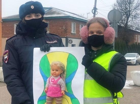 Полицейские и дети в Починке вышли на улицы с плакатами