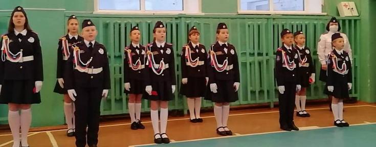 В Новосибирской области сотрудники ГИБДД вручили школьникам удостоверения юных инспекторов движения