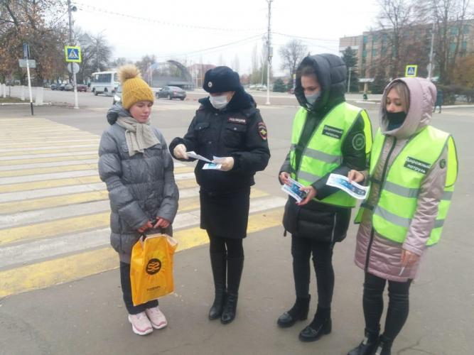 В Балашове автоинспекторы провели акцию «Фликер нужен каждому!»