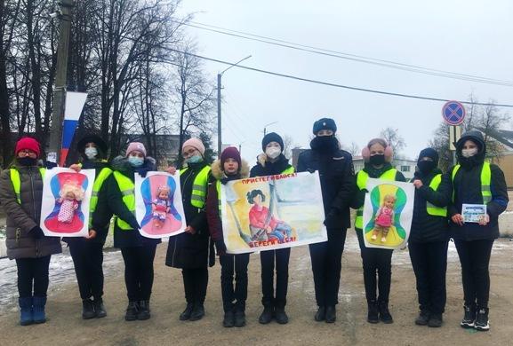 В г. Починке Госавтоинспекция и школьники провели акцию, направленную на безопасную перевозку в автотранспорте самых маленьких жителей города.