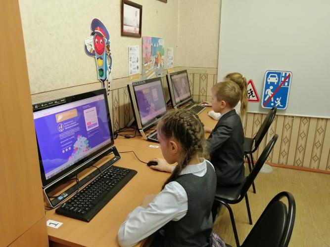 Тверские школьники продолжают принимать участие во Всероссийской онлайн-олимпиаде «Безопасные дороги»