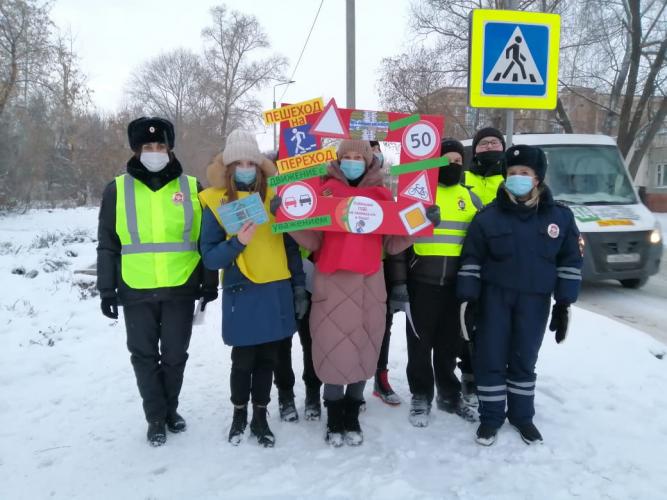 Сотрудники ГИБДД и юные инспекторы движения провели акцию у пешеходного перехода