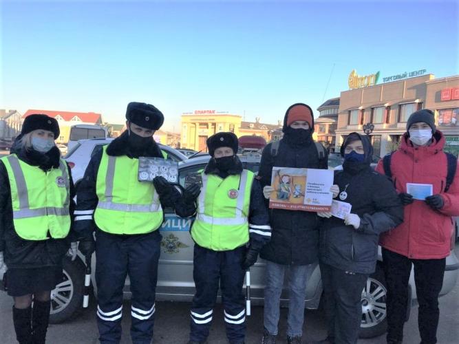 В Павлово сотрудники Госавтоинспекции и студенты техникума провели акцию «Ребенок – главный пассажир»