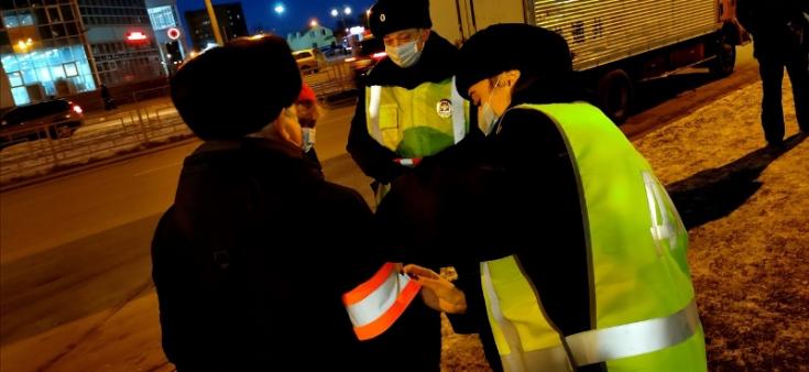 Сотрудники ГИБДД Красноярска провели для пешеходов эксперимент со световозвращателями