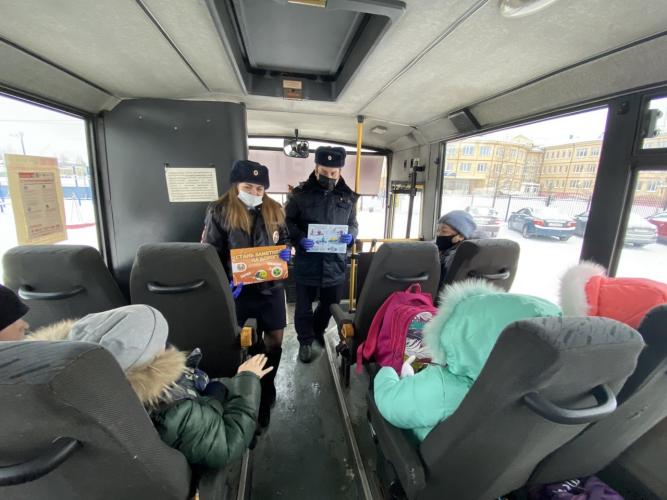 Госавтоинспекторы Пыть-Яха проводят уроки безопасности в общественном транспорте