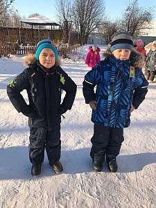 Юные жители Волжского района устроили показ одежды и аксессуаров со "светлячками"