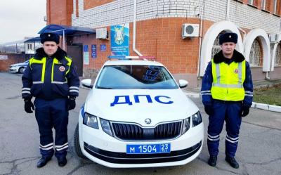 В Краснодарском крае госавтоинспекторы оказали доврачебную помощь пассажиру, пострадавшему в ДТП