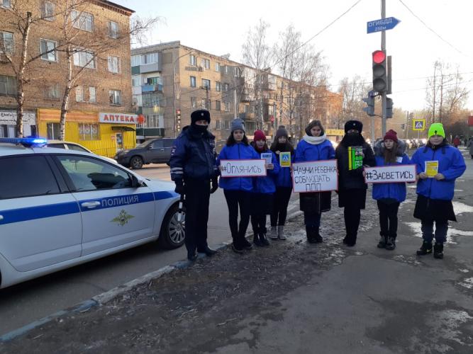 Саратовские школьники призвали пешеходов быть заметными на дороге