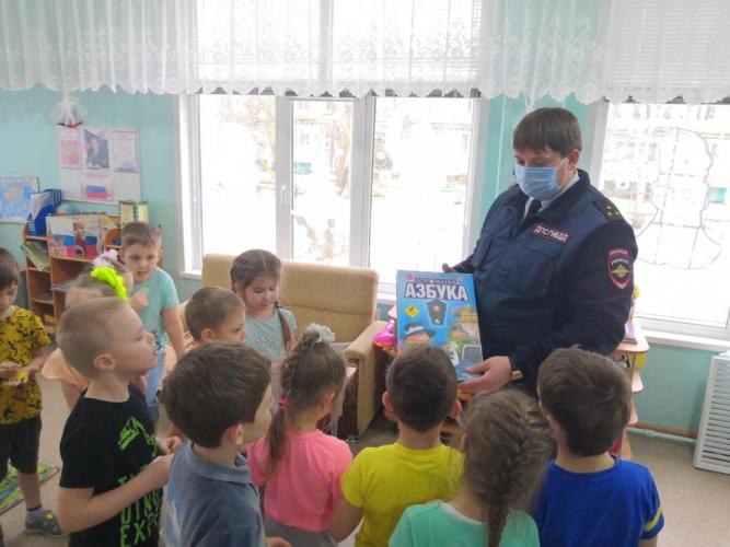 Пензенские автоинспекторы напомнили дошкольникам правила безопасного поведения вблизи проезжей части