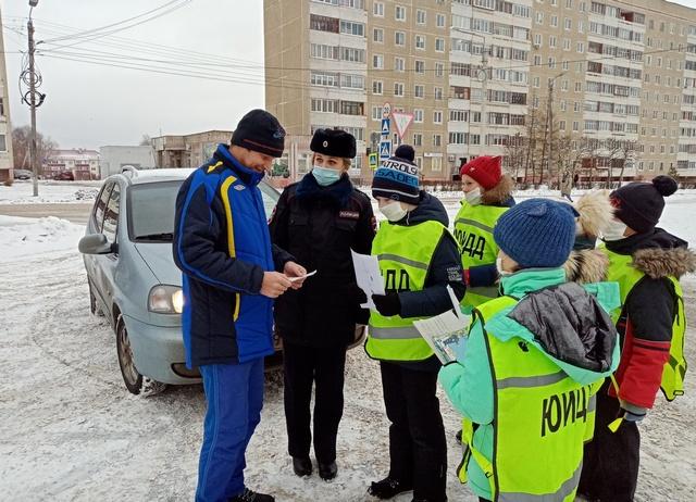 Юные инспекторы движения вручили водителям детские письма о соблюдении дорожных правил