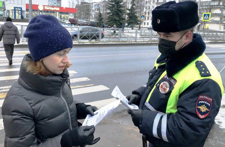 В Великом Новгороде законопослушным участникам дорожного движения вручили благодарственные письма