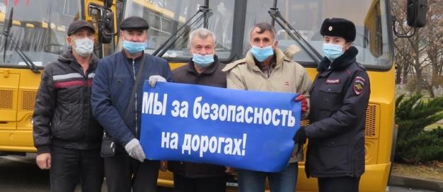 В Адыгее на церемонии вручения школьных автобусов госавтоинспекторы напомнили водителям о правилах перевозки детей
