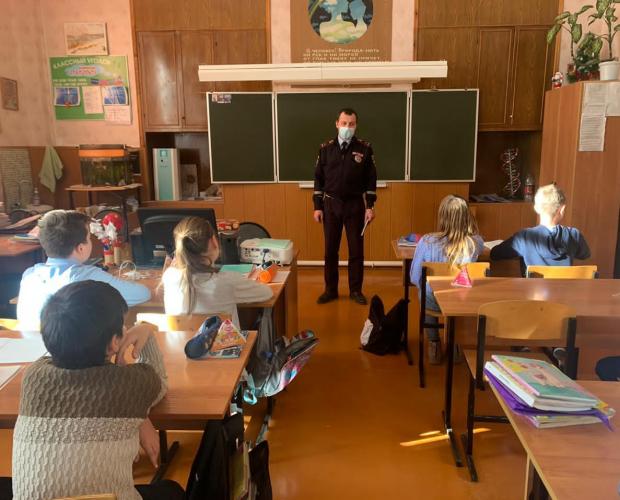 В Калачеевском районе полицейские продолжают профилактическую работу со школьниками
