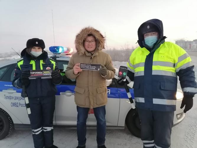 Салехардские автоинспекторы совместно с представителем Общественной палаты Ямала провели акцию «Вместе за безопасность на дорогах!»