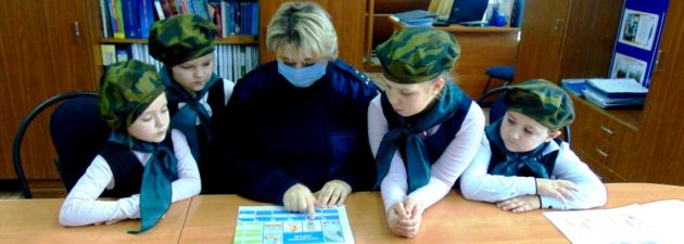 В Горно-Алтайске сотрудники Госавтоинспекции и их юные помощники проводят разъяснительную работу среди учащихся и воспитанников детских садов