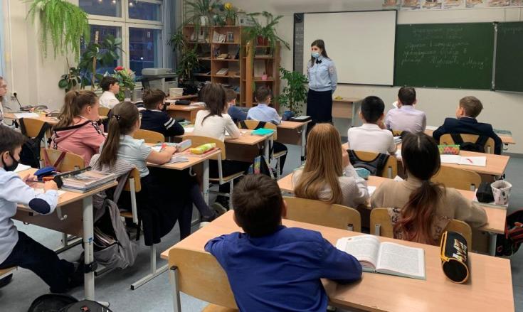 В ходе тематических занятий автоинспекторы повторяют с салехардскими школьниками правила безопасного поведения на дороге
