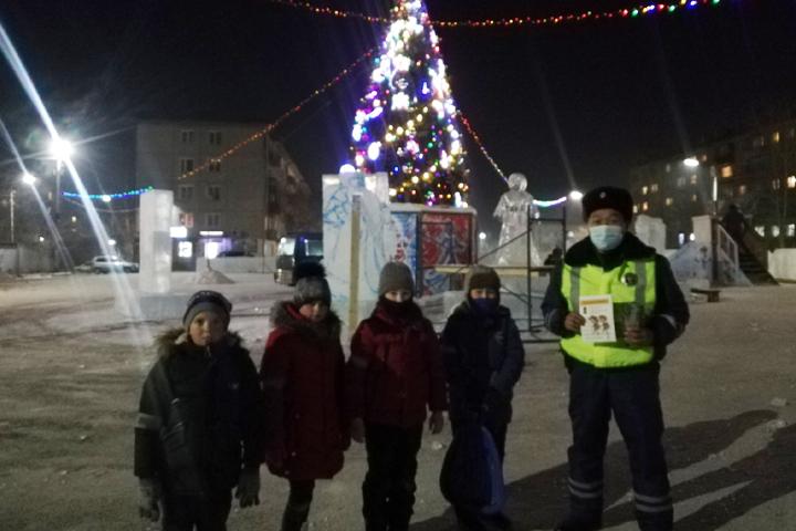 В Селенгинском районе Бурятии автоинспекторы на примере своей формы объяснили детям принцип действия светоотражателей
