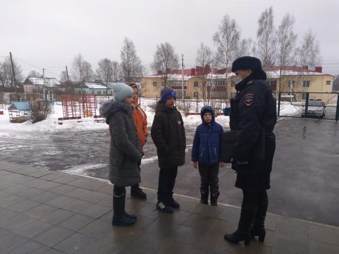 Сотрудники Госавтоинспекции Калининского района совместно с отрядом ЮИД Езвинской школы провели акцию «Мы за безопасные каникулы»