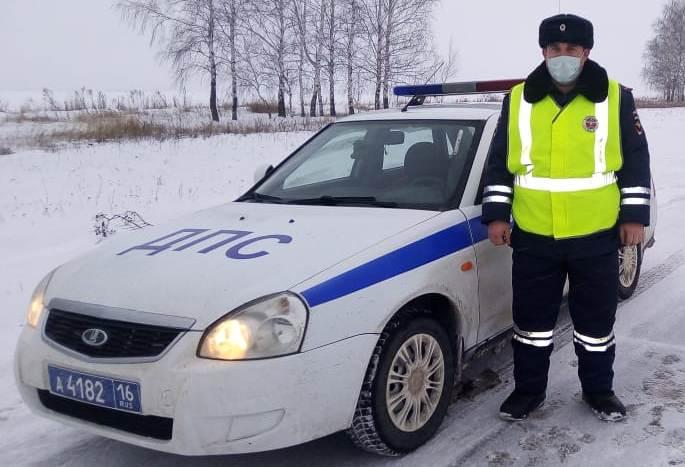 В Татарстане сотрудник ГИБДД оказал помощь женщине с сыном, замерзавшим на трассе