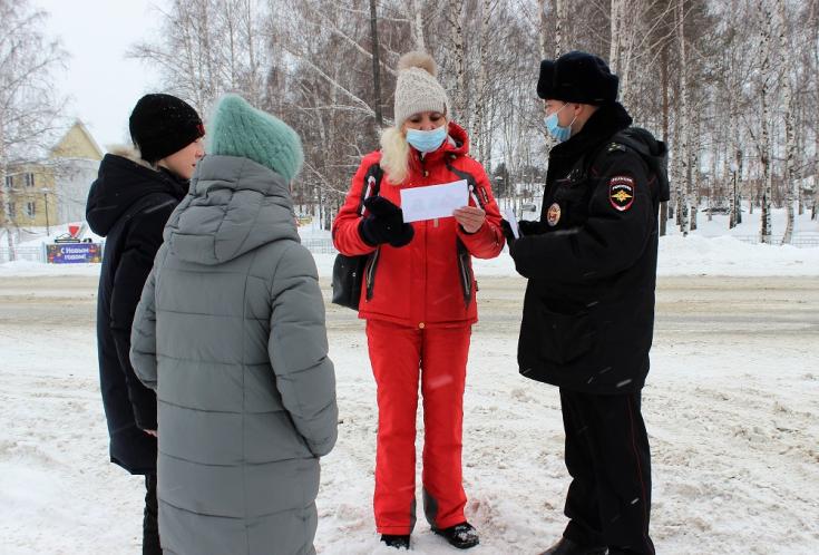 В Новокузнецком районе инспекторы ГИБДД рассказали детям и взрослым об опасности зимних забав вблизи дороги