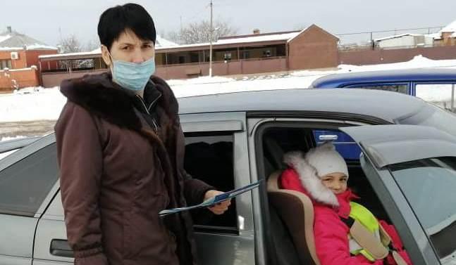 В городе Адыгейске дорожные полицейские проверили безопасность перевозки детей-пассажиров возле школ и детсадов
