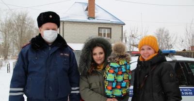 В Свердловской области сотрудники ГИБДД помогли на дороге семье с маленьким ребенком
