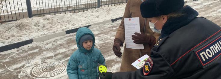 В рамках городского профилактического мероприятия «Зимние каникулы» сотрудники ГИБДД напомнилили взрослым о безопасности их детей