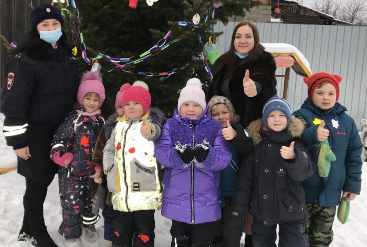 В Свердловской области юные пешеходы создают елочные игрушки, напоминающие о безопасности на дороге