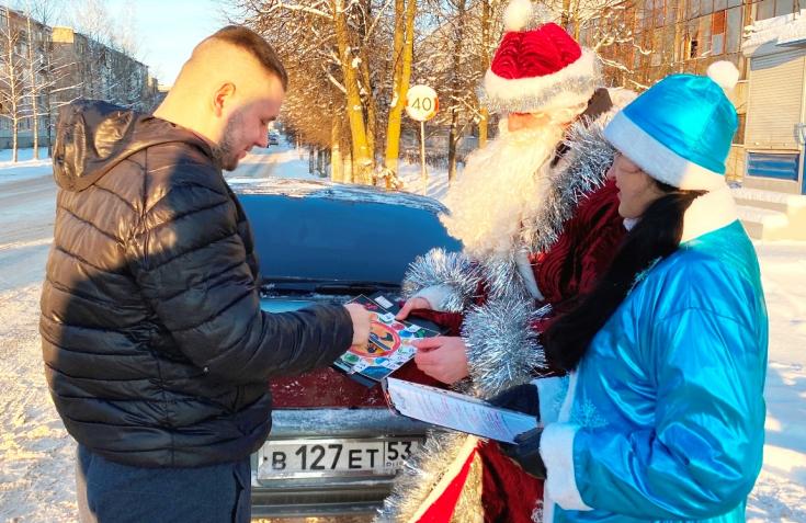 Новгородские водители проверили уровень дорожных знаний в новогодней экспресс-викторине