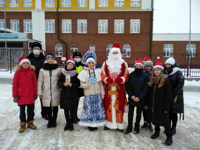 Полицейский Дед Мороз и ЮИДовцы региона поздравили участников дорожного движения с Новым годом