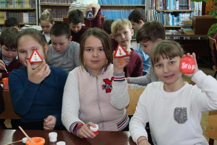 Ароматные дорожные знаки вместе с сотрудниками ГИБДД и общественниками сделали школьники