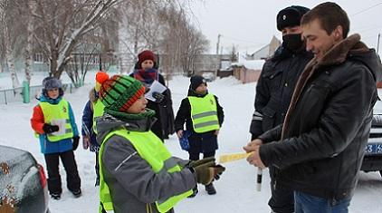 В Топкинском районе сотрудники ГИБДД и Юные инспекторы движения напомнили водителям о безопасности детей-пассажиров