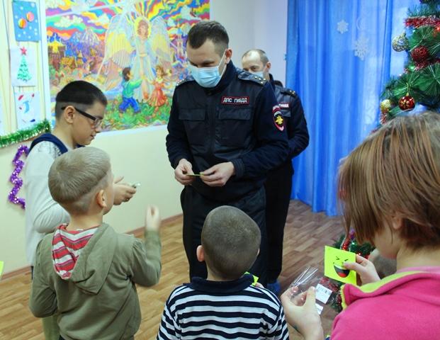 В Новоселовском районе сотрудники Госавтоинспекции в канун Нового года навестили ребят подшефного детского дома