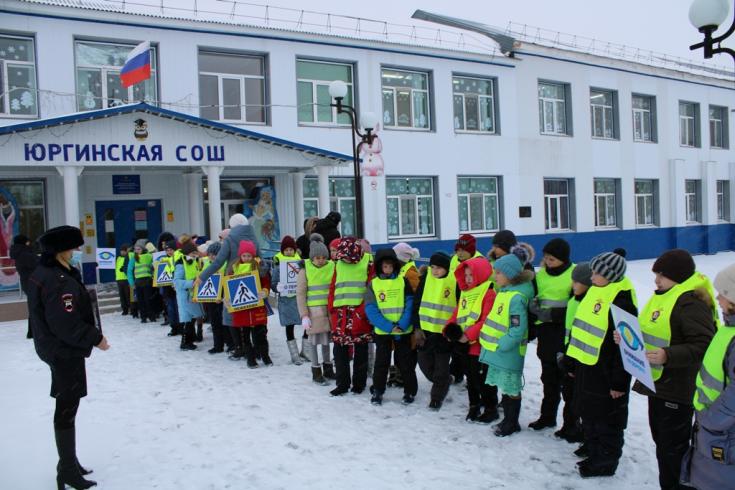 Тюменские автоинспекторы обучают дорожной безопасности детей в зимних оздоровительных лагерях