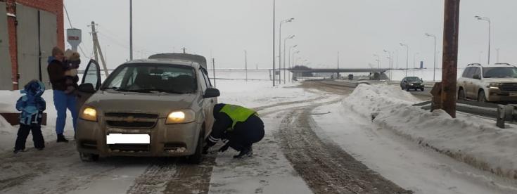 В Татарстане инспекторы ДПС помогли автоледи с детьми, управлявшей автомобилем с неисправностью