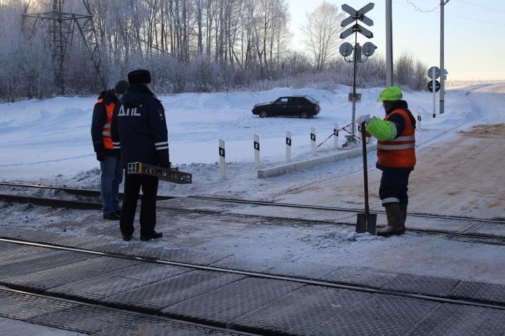 В Беловском районе инспекторы ГИБДД и железнодорожники напомнили водителям правила проезда переездов