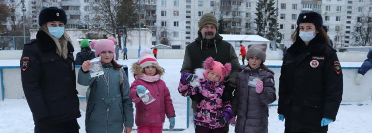 Госавтоинспекторы Москвы помогают юным пешеходам стать более заметными на дороге