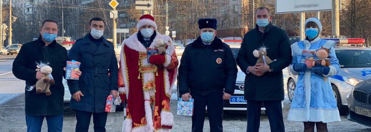 На юго-западе столицы Госавтоинспекторы провели акцию «Полицейский Дед Мороз»