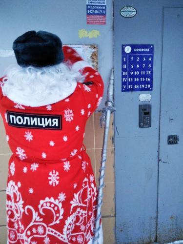 Полицейский Дед Мороз совместно с кировскими активистами провел акцию по распространению световозвращателей