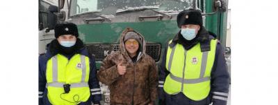 В Татарстане автоинспекторы оказали помощь дальнобойщику из Тюмени, попавшему в сложную ситуацию на дороге