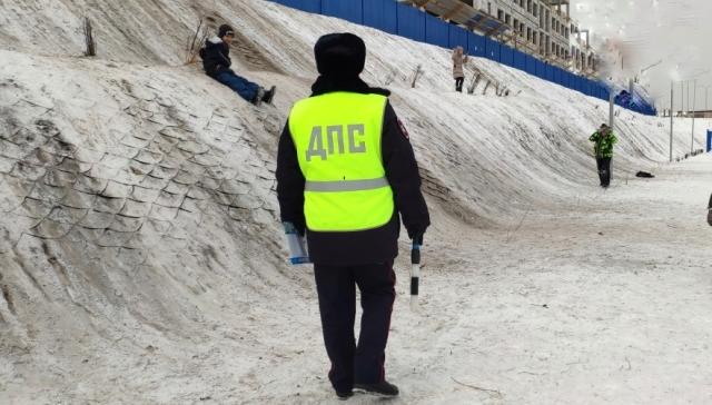В День снега сотрудники ГИБДД Красноярска напоминают о безопасности зимних развлечений