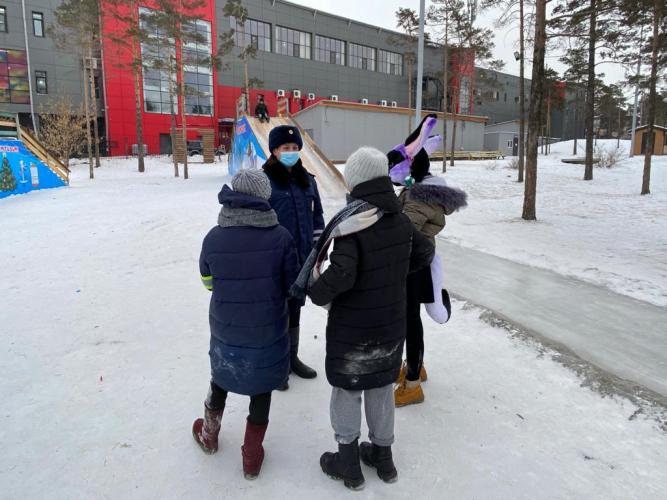 В Улан-Удэ автоинспекторы провели инструктажи безопасности на ледовых горках