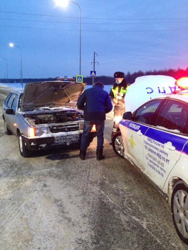 В Татарстане автоинспекторы не дали замерзнуть на трассе водителю и пассажирке автомобиля с разряженным аккумулятором