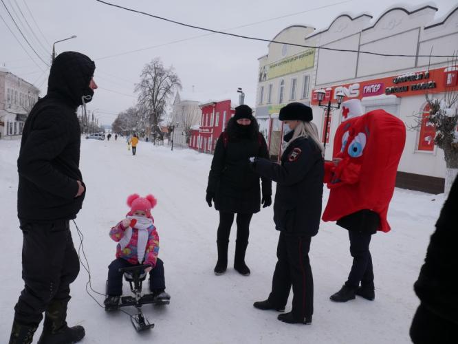 Сотрудники Госавтоинспекции в «День объятий» призвали пешеходов быть внимательными