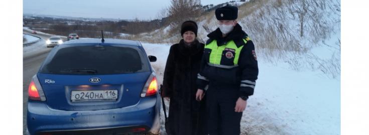 В Татарстане автоинспекторы помогли автоледи выбраться из снежного плена