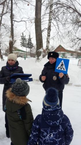 Саратовские автоинспекторы организовали пешеходную экскурсию для детей