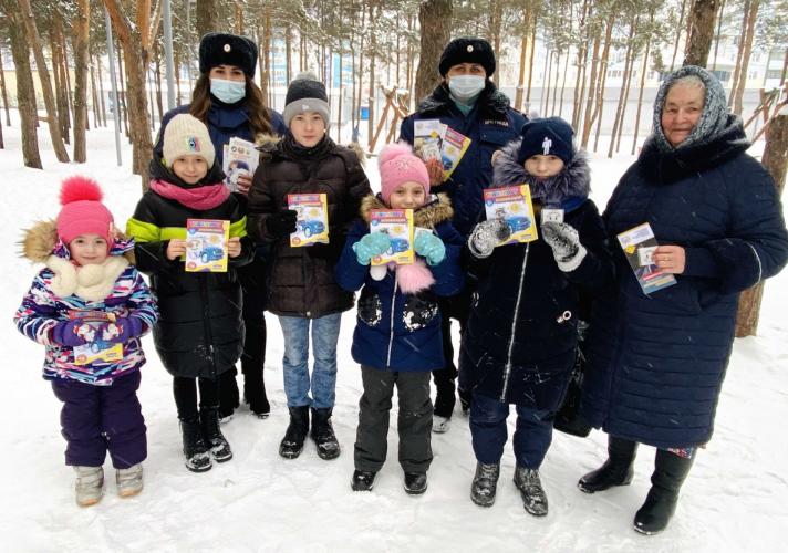 В Татарстане сотрудники ГИБДД в парках и скверах проводят обучающие ликбезы по дорожной безопасности
