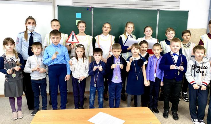 Госавтоинспекция Томской области передала сельским школьникам световозвращающие элементы
