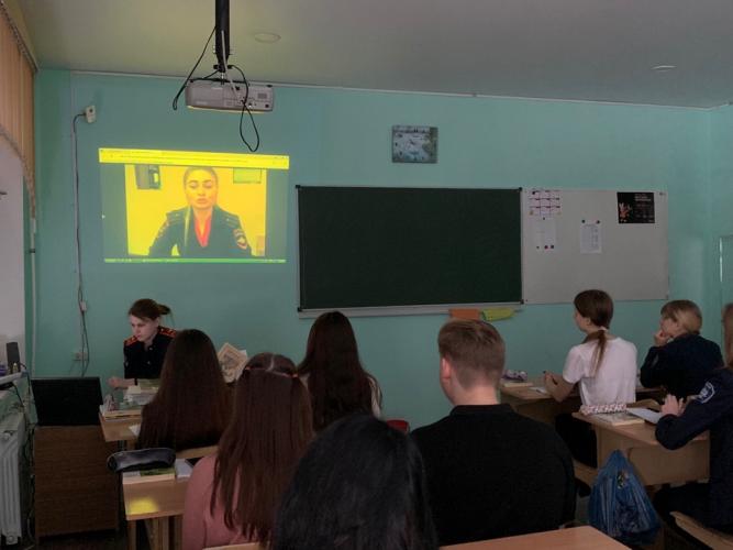 В рамках акции «Ребенок-главный пассажир в машине!» дорожные полицейские проводят профилактические занятия в школах